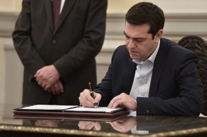 Alexīs Tsipras firma da Primo Ministro