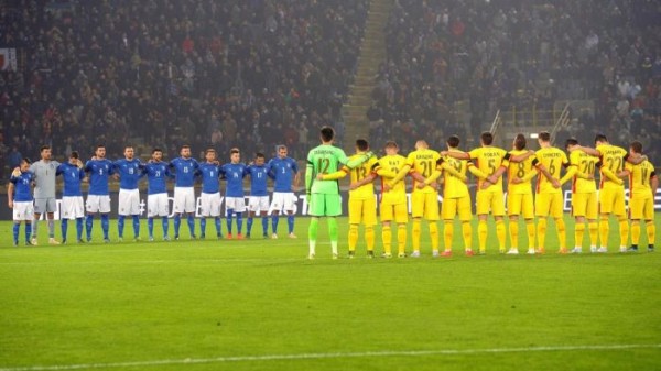 Il minuto di raccoglimento per le vittime di Parigi (foto: Eurosport)