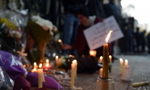 Ricordo di Giulio Regeni all'ambasciata italiana al Cairo (foto: Mohamed El-Shahed/AFP/Getty Images/The Guardian)