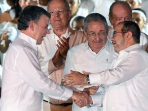 Pace in Colombia: il presidente Juan Manuel Santos e il leader delle FARC Rodrigo Londoño Echeverri "Timochenko" alla firma dell'accordo insieme a Raúl Castro