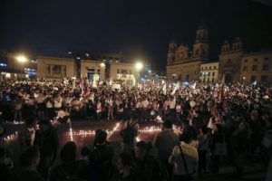 Pace in Colombia: manifestazione a Bogotà (foto: ANSA / AP / Blitz Quotidiano)