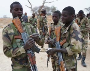 Carestia in Africa: soldati dell'esercito nigeriano